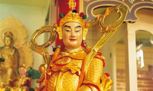 中国传统星图卷轴展开，古代天文学家绘制的二十八宿星宿图案精美细腻，金色线条勾勒星星连线
