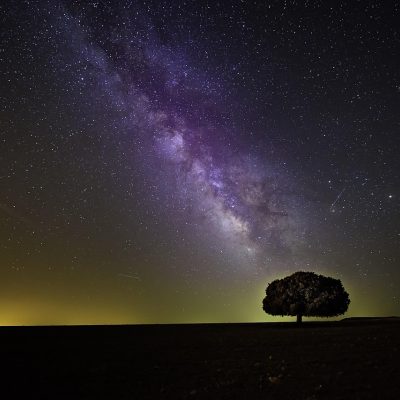 浩瀚银河中数以亿计的星星组成壮观星带，深邃宇宙背景下闪烁着玫红与紫色的星云光芒