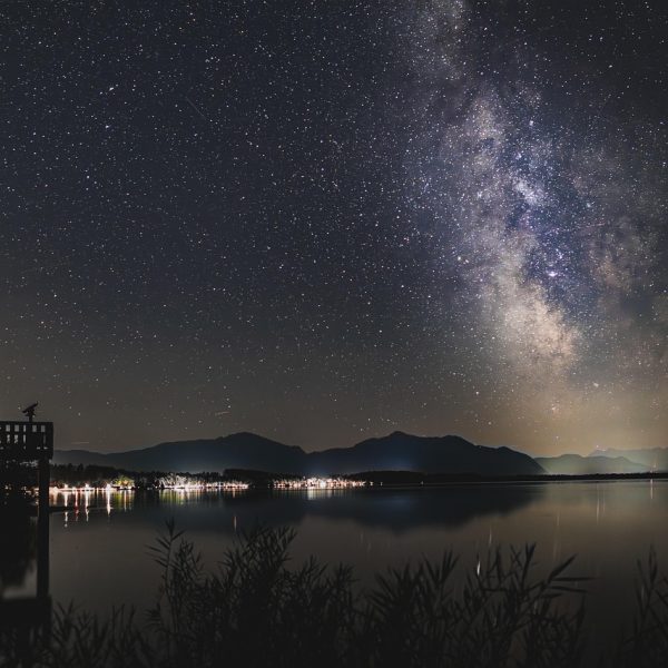 深紫色夜空特写，密集的星星在银河带中缓慢浮现，画面中央一颗亮星格外醒目，整体氛围神秘宁静